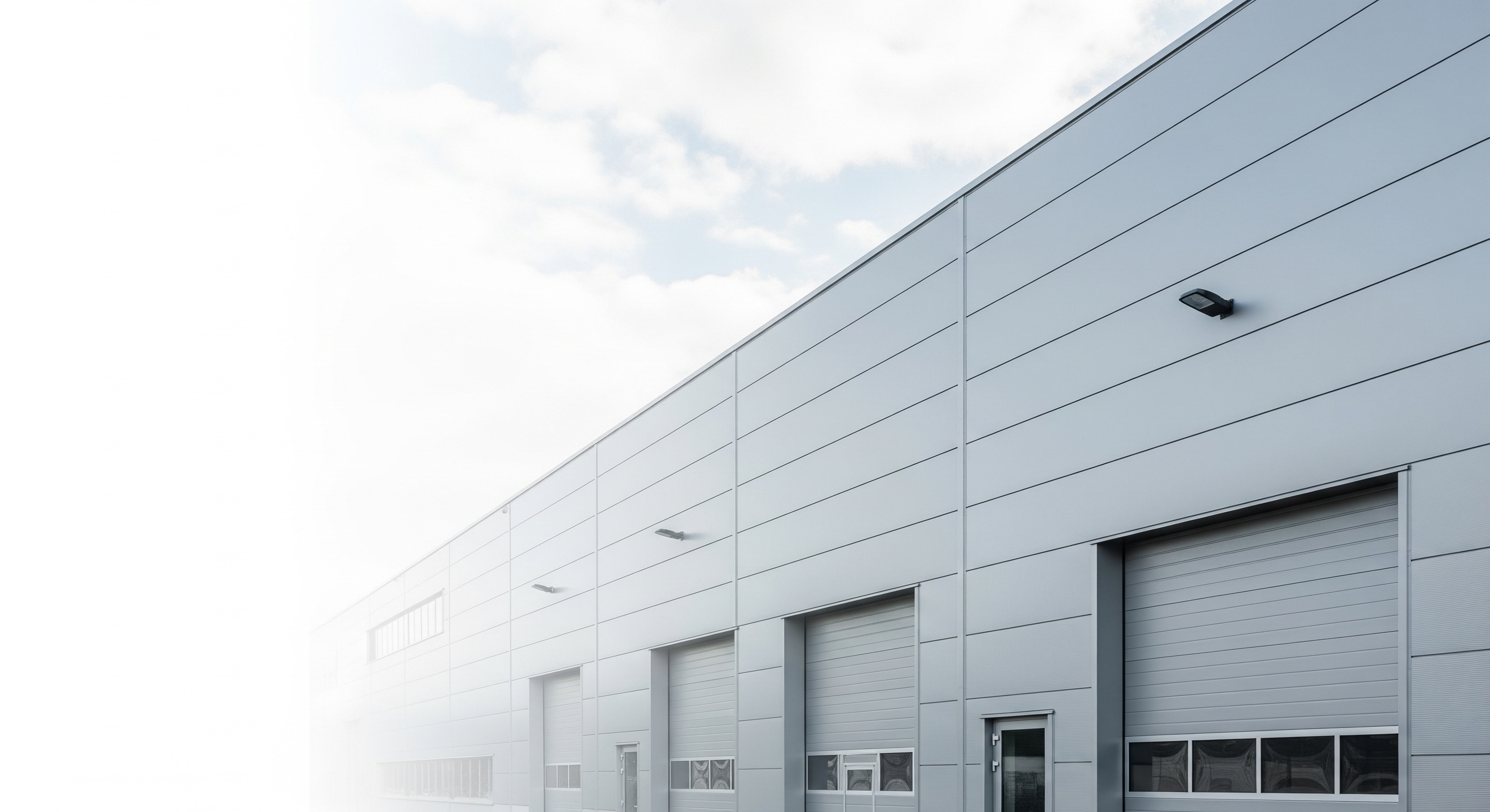 Industrial hall with sandwich panels